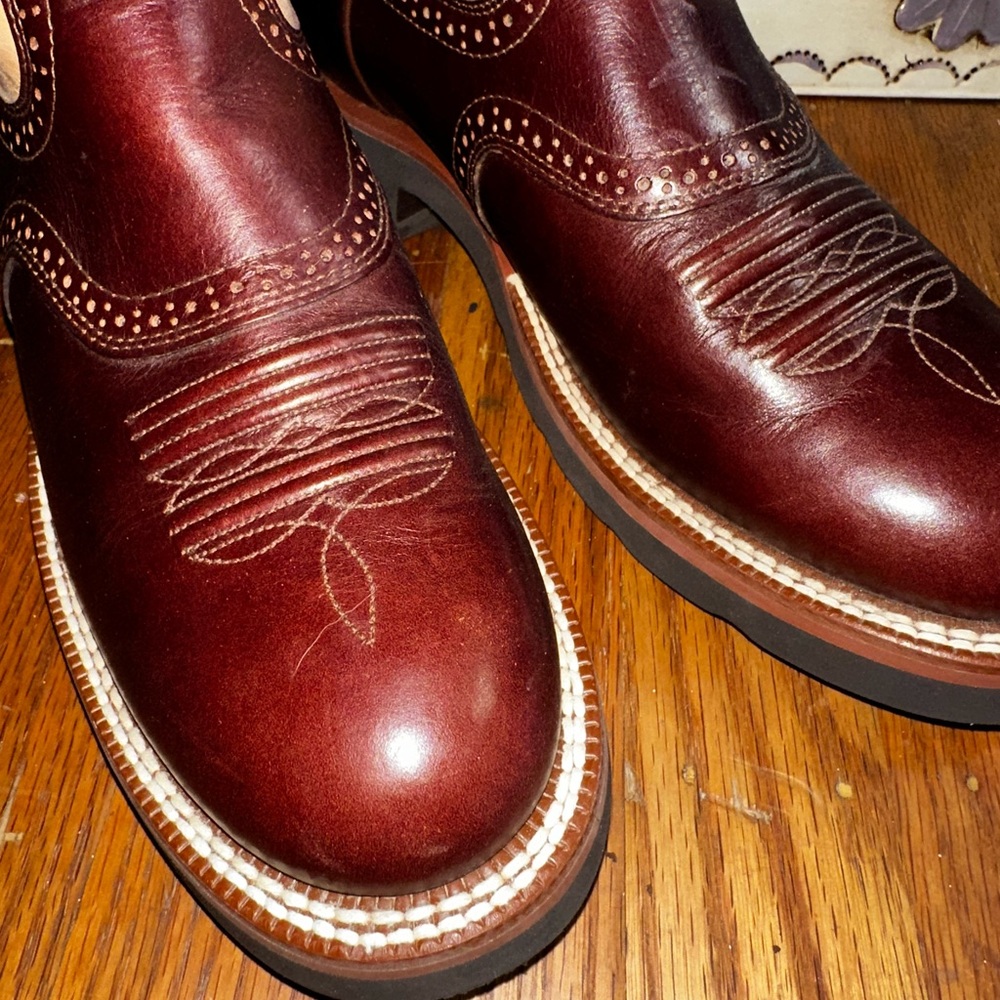 Ariat two-tone western boots, leather cowgirl boots, brown and tan embroidered - Picture 4 of 11